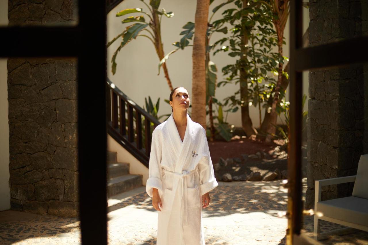 Secrets Lanzarote Resort & Spa - Adults Only Пуэрто-Калеро Экстерьер фото A woman wearing a bathrobe